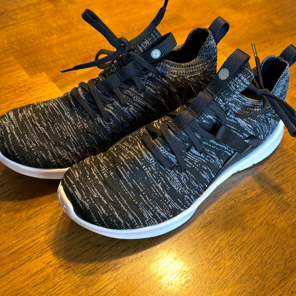 Women’s golf shoes